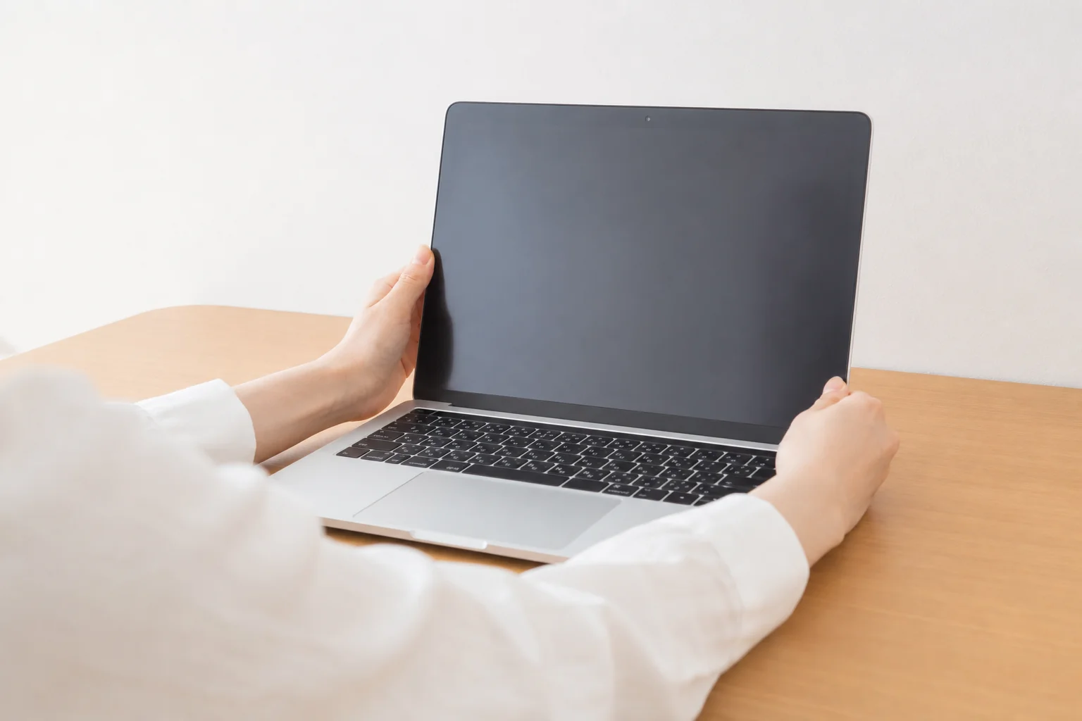 監視型の適性検査を受ける前に、机の上を片づけてWebカメラ付きのパソコンだけを置き、受検の準備をしている手元の写真